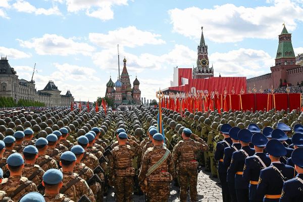 В США оценили парад Победы на Красной площади в Москве. Почему журналисты сочли его провалом Запада?