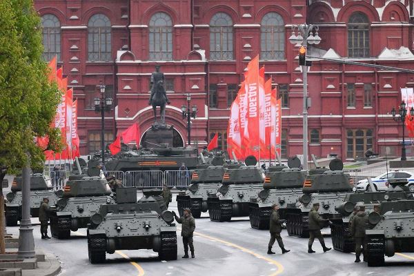 «Пробил дно». В России отреагировали на предупреждение Зеленского к мировым лидерам о возможной опасности 9 Мая в Москве