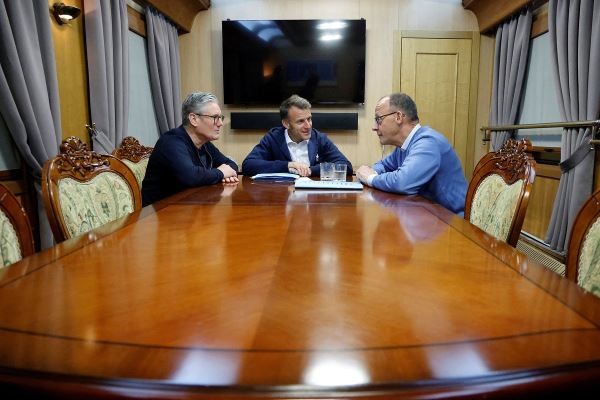 «Забыли убрать причиндалы». Макрона и Мерца заподозрили в употреблении наркотиков. Что они попытались скрыть от камер?